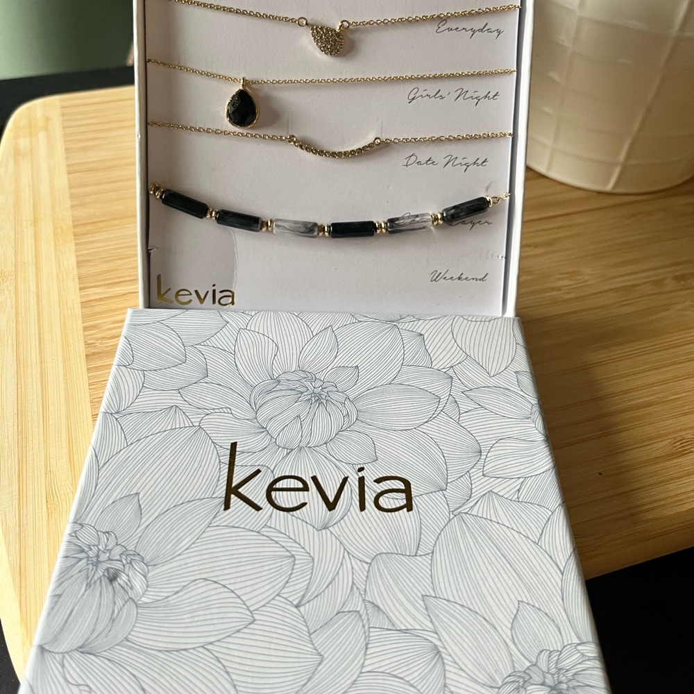 Kevia Gold and Black Necklace Set - Picture 2 of 3